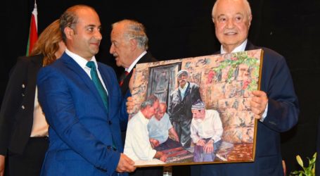 احتفال تكريمي لطلال أبو  غزالة في بعقلين وغاندي أبو ذياب يقدم له لوحة من أعماله