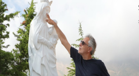 أندريا بوتشيلّي فاقد البصر يحاول معرفة ملامح تمثال يسوع وأمّه مريم في لبنان