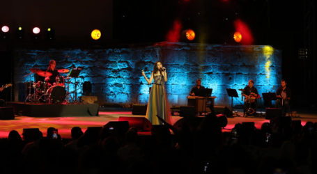 الفنانة السورية فايا يونان تغني الحب وتونس في… مهرجان قرطاج الدولي