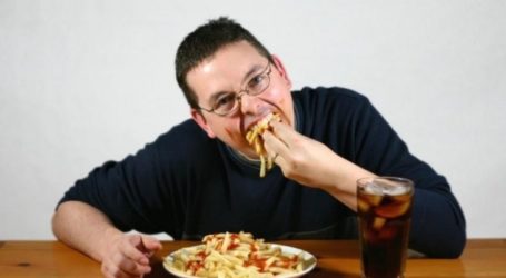 عسر هضم وتخمة وزيادة في الوزن… أضرار الأكل السريع
