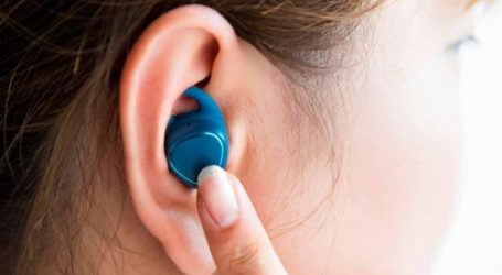 عادات مدمّرة للصحة منها سماعات الأذن اللاسلكية