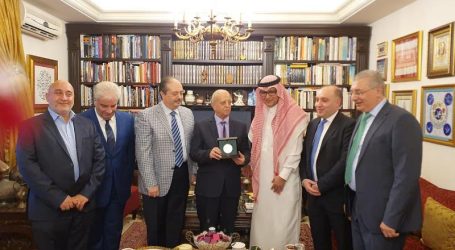 البخاري يكرم المؤرخ عمر تدمري في طرابلس ويقلده ميدالية الملك عبد العزيز