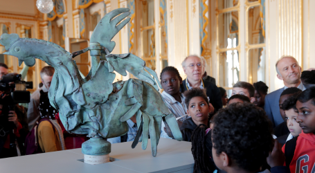 تمثال الديك المتضرر من حريق نوتردام في معرض بباريس