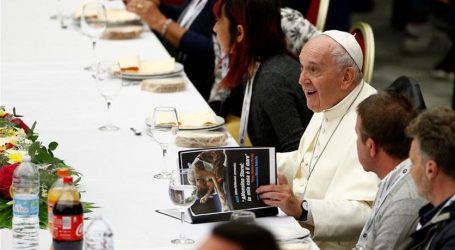 البابا فرنسيس يستضيف 1500 من الفقراء والمشردين على مأدبة غداء في الفاتيكان