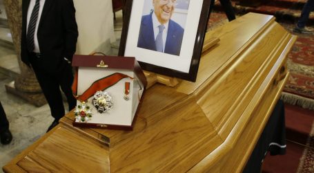 لبنان يودع ميشال إده ورئيس الجمهورية يمنحه وسامًا