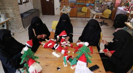 مسلمات يصنعن الهدايا وينشرن بهجة عيد الميلاد بقطاع غزة