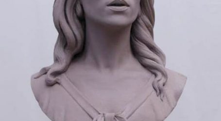 تمثال منحوت لفيروز بتوقيع الفنان المصري هاني جمال