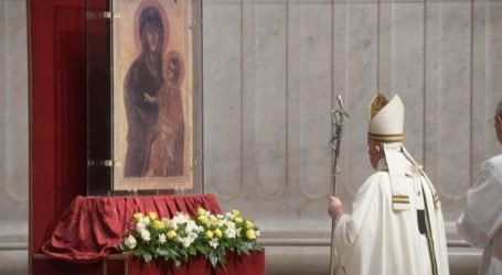 البابا فرنسيس في  رسالة عيد الفصح:  ليكن هذا زمن نهاية الحروب والصراعات