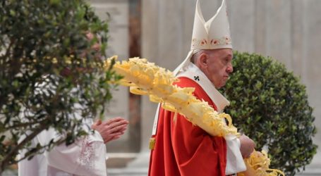 البابا فرنسيس يترأس قداس أحد الشعانين منفردًا والصحافة الإيطالية تشيد به