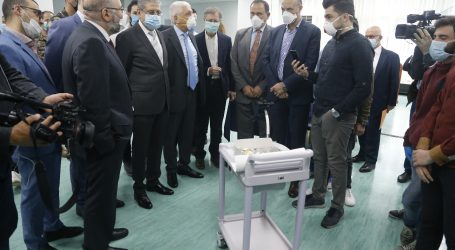 مستشفى الحريري يتسلم “روبوت” من طلاب اللبنانية