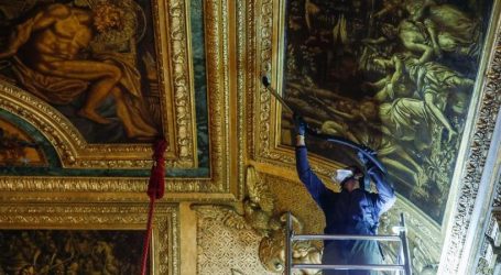 قصر فرساي في باريس يعيد فتح أبوابه