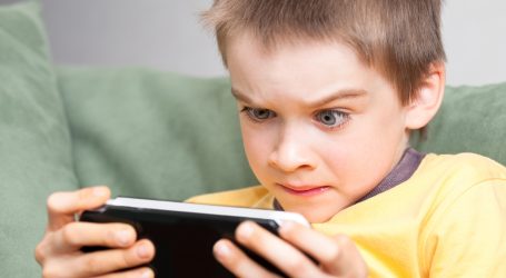 65% من الأطفال أصبحوا مدمنين على الأجهزة الالكترونية