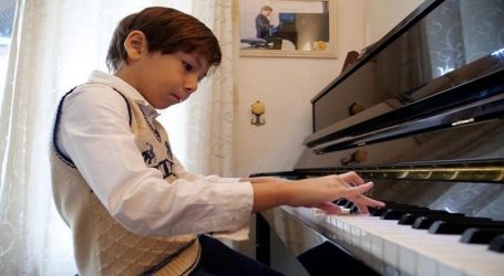 موسيقى رخمانينوف تنساب من بين أصابع  ابن الستة أعوام