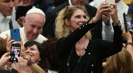 البابا فرنسيس يرفع الصلوات على نية الجسم التمريضي ويصف أعماله بالبطولية