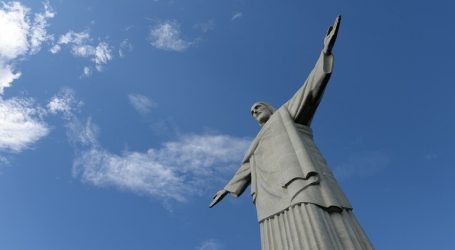 درونات تساعد في ترميم تمثال المسيح المخلص في ريو دي جانيرو
