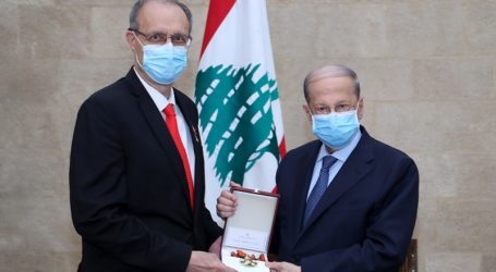 رئيس الجمهورية يمنح ناجي الصغير وسام الأرز من رتبة كومندور تقديرًا لعطاءاته في مكافحة سرطان الثدي