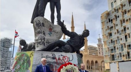 نقيبا الصحافة والمحررين يضعان إكليلا من الزهر أمام تمثال الشهداء: لإقرار قانون موحد للإعلام