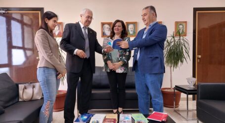 محمود عثمان يقدّم مجموعة من إصداراته إلى مكتبة عصام فارس المركز التعليمي (جامعة البلمند)