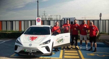 أربعة عشّاق لكرة القدم يقومون برحلة تاريخية عبر سيارة كهربائية إلى قطر بدعم من ’إم جي‘