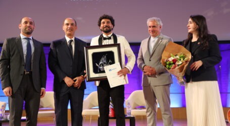 قاسم إسطنبولي بتسلم جائزة اليونسكو الشارقة للثقافة العربية في باريس 