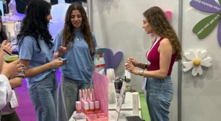 طلاب جامعة القديس في برنامج Comin Academy ضمن منتدى الجمال والصحة النفسية