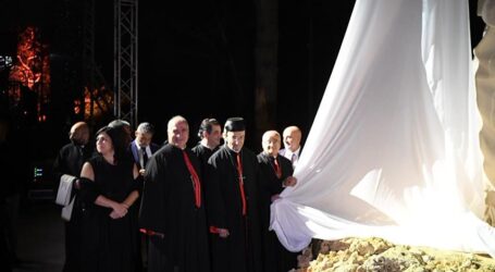  إزاحة الستارة عن منحوتة  رودي رحمة “دَين الشجر صلبان” في الديمان